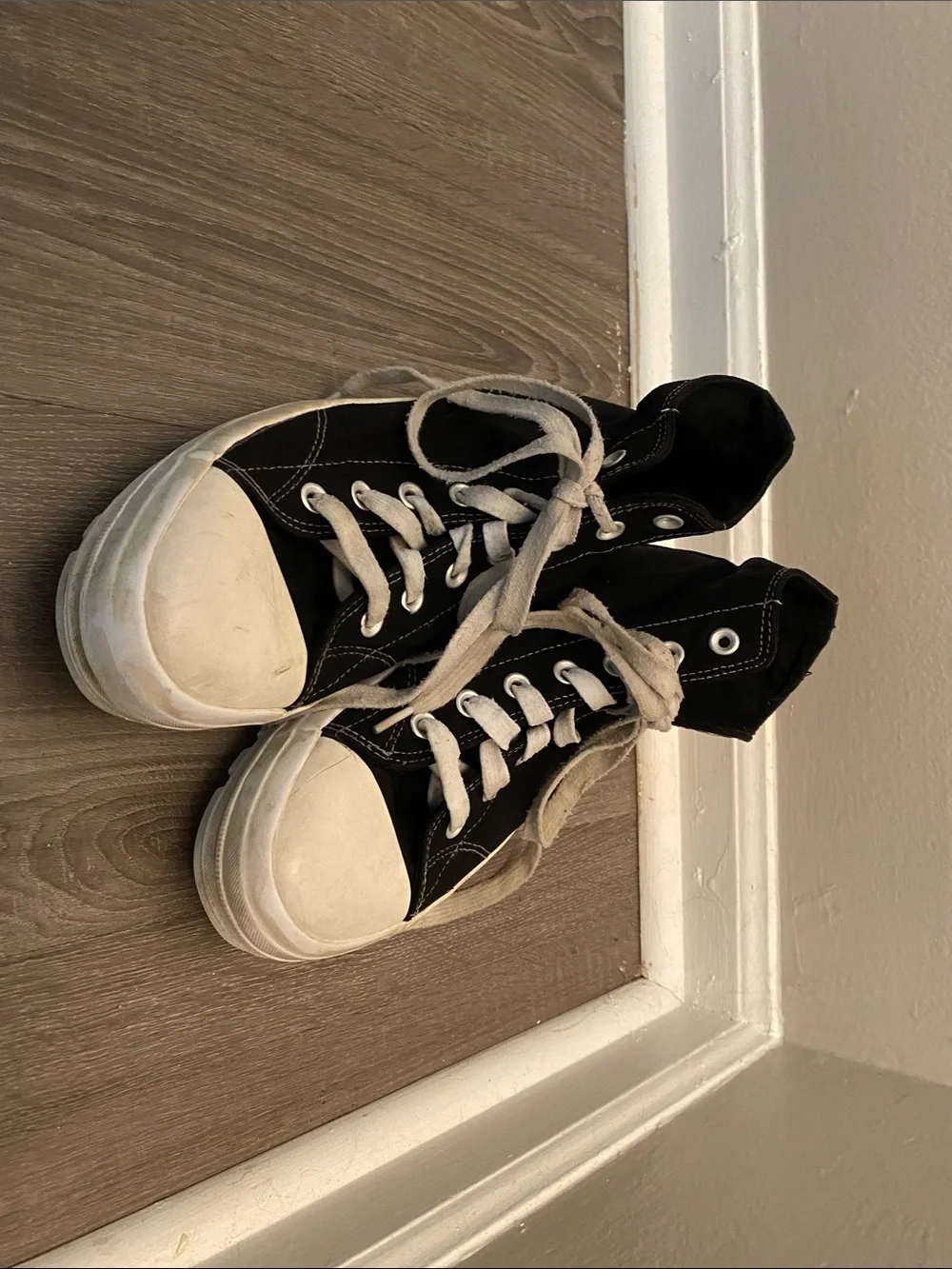 Converse canvas casual laces